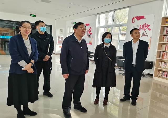 华体买球快讯：北京电视台现场报道，员工接种第三针疫苗